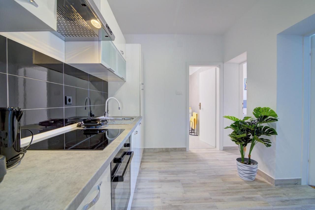 Apartments Maria Сень Экстерьер фото